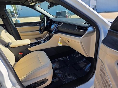 New 2025 Jeep Grand Cherokee Limited w/ Trailer Tow Package image 19