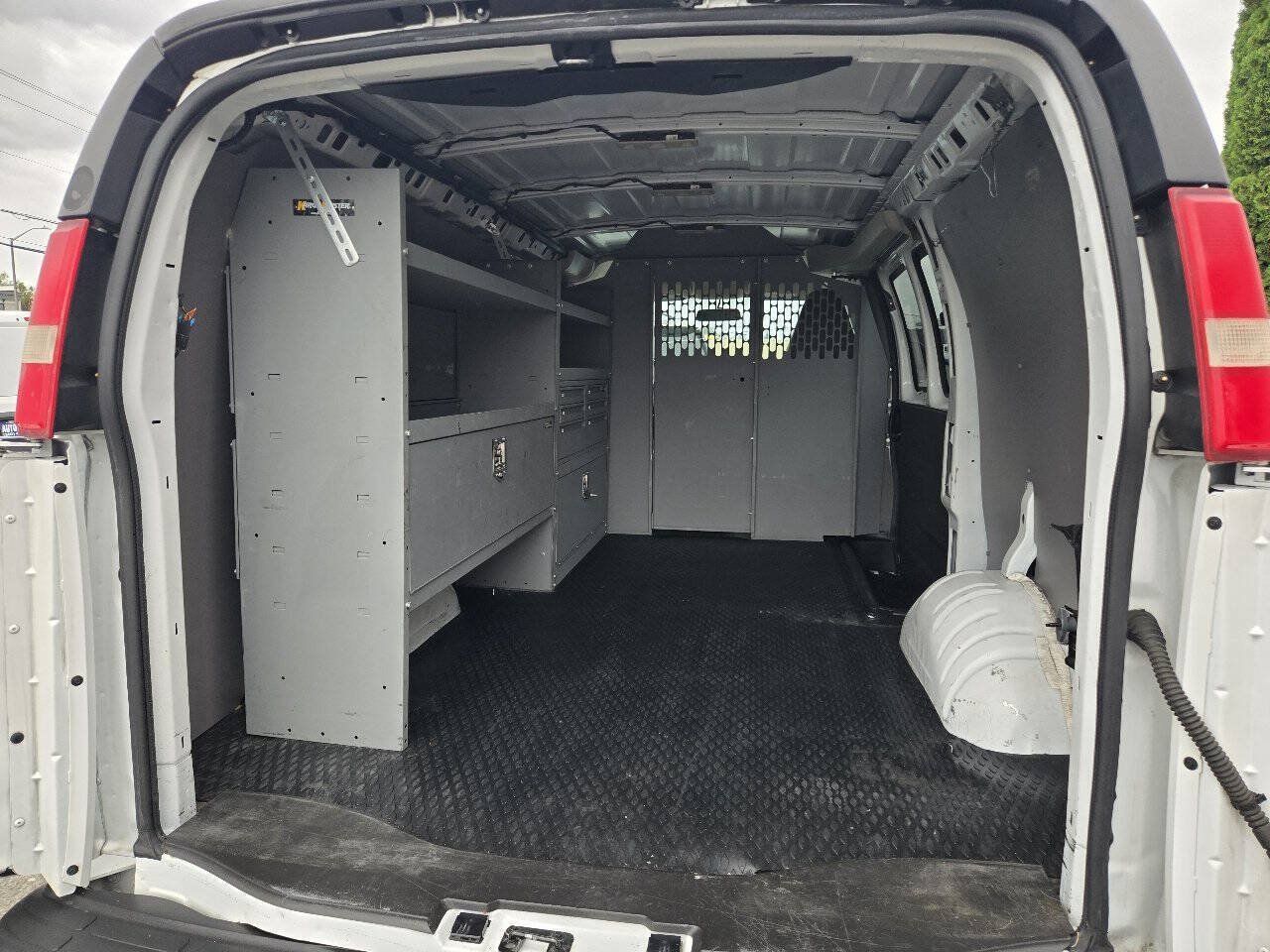 Used 2017 Chevrolet Express 2500 RWD image 7