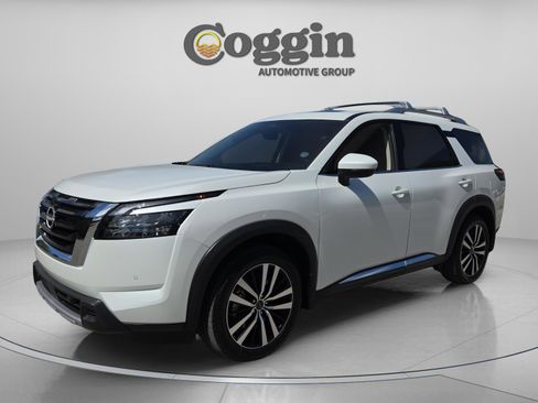 Certified 2025 Nissan Pathfinder Platinum FWD image 1