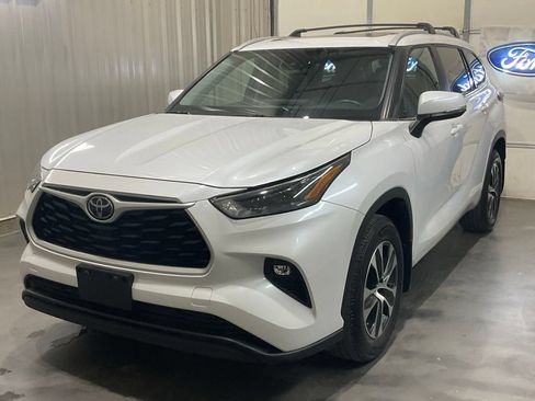 Used 2023 Toyota Highlander XLE AWD/4WD image 4