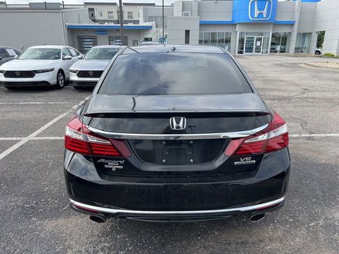 Used 2017 Honda Accord Touring image 6