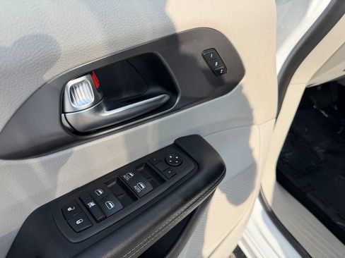 Used 2022 Chrysler Pacifica Touring-L FWD image 16