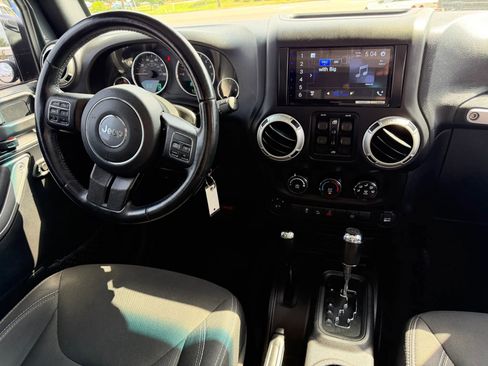 Used 2016 Jeep Wrangler Unlimited Sahara w/ Connectivity Group AWD/4WD image 12
