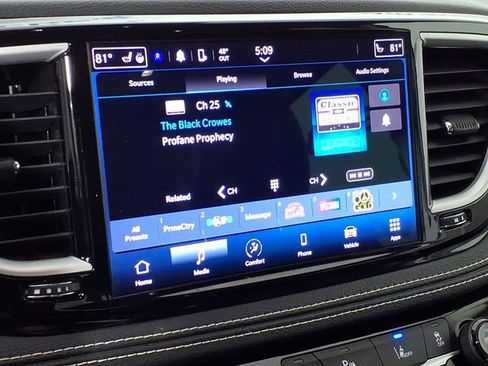 Used 2023 Chrysler Pacifica Touring-L image 21