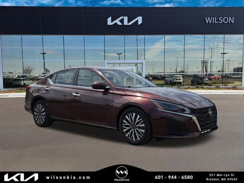 Used 2023 Nissan Altima 2.5 SV FWD image 1