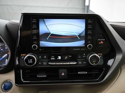 Used 2022 Toyota Highlander XLE AWD/4WD image 8