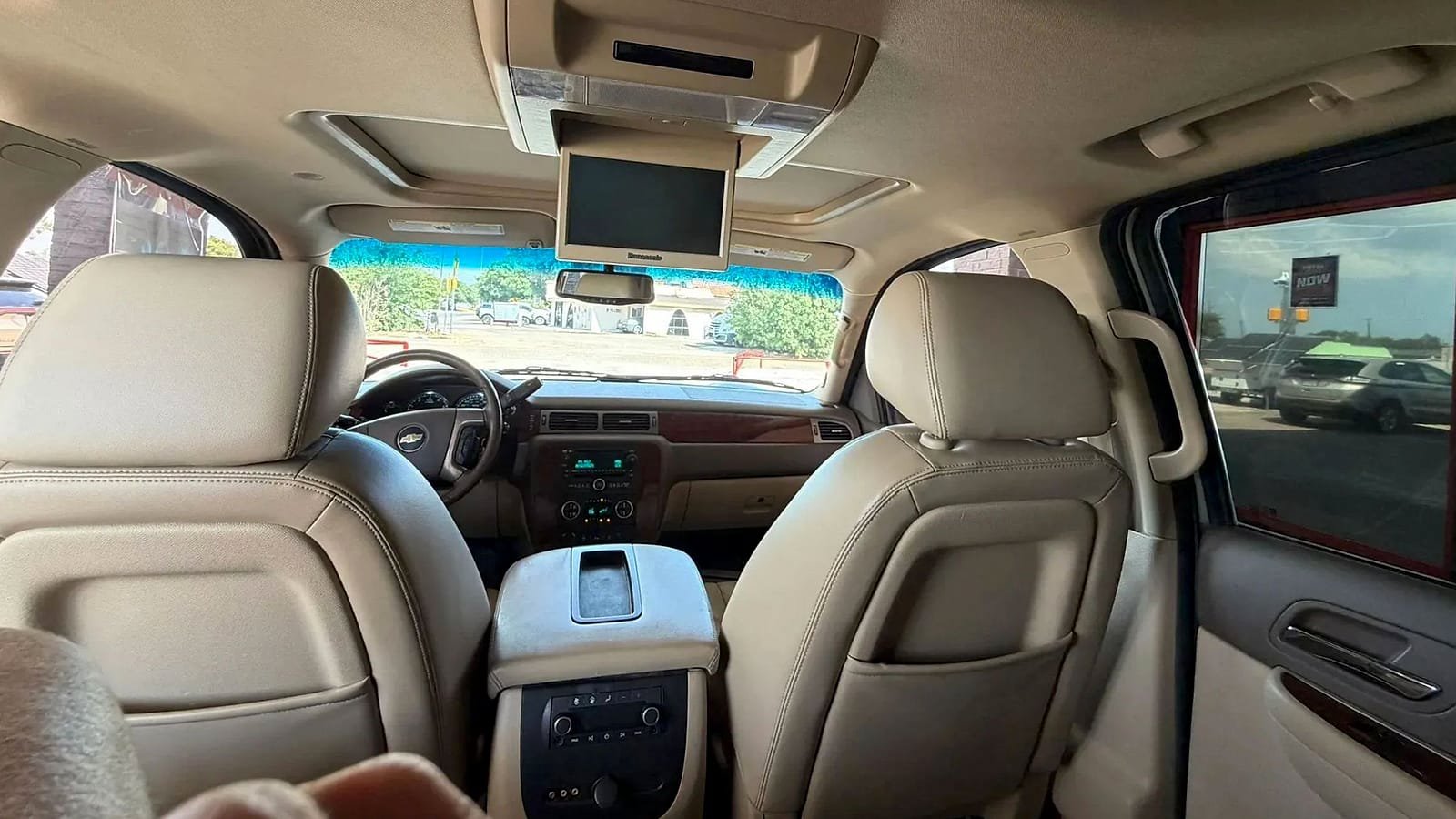 Used 2014 Chevrolet Suburban LT RWD image 18