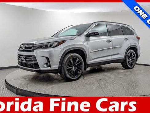 Used 2019 Toyota Highlander SE image 1