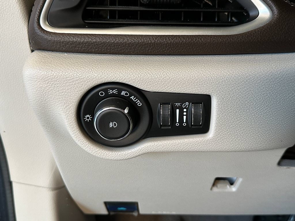 Used 2021 Chrysler Pacifica Touring-L FWD image 18