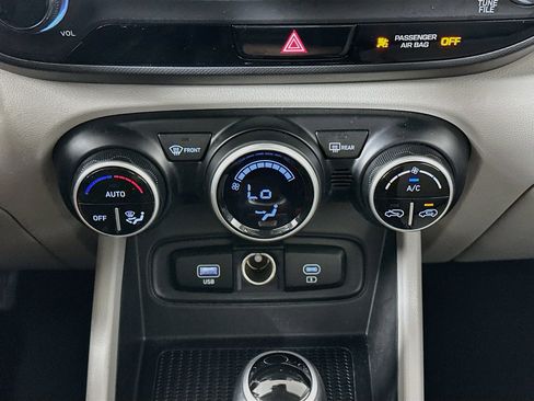 Used 2025 Hyundai Venue SEL FWD image 23