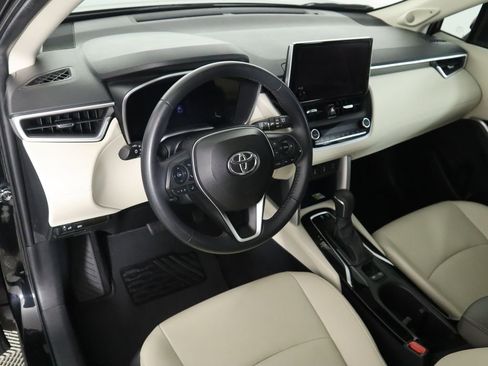 Used 2023 Toyota Corolla Cross XLE image 9