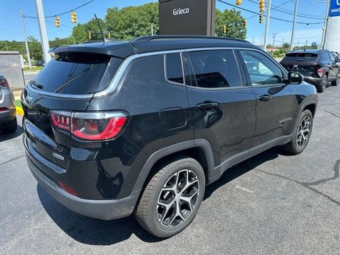Used 2024 Jeep Compass Latitude AWD/4WD image 6