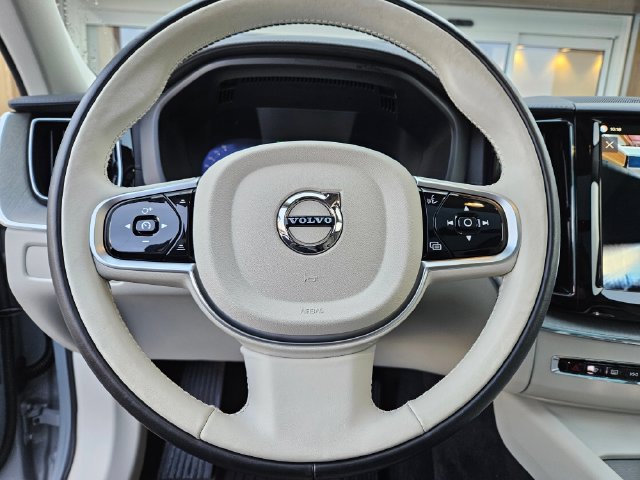 Used 2025 Volvo XC60 T8 Ultra w/ Protection Package Premier AWD/4WD image 23