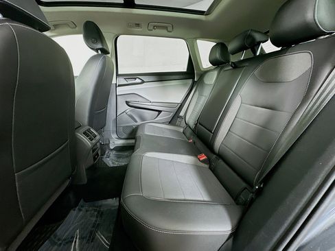 Used 2022 Volkswagen Taos SE w/ Panoramic Sunroof Package image 9