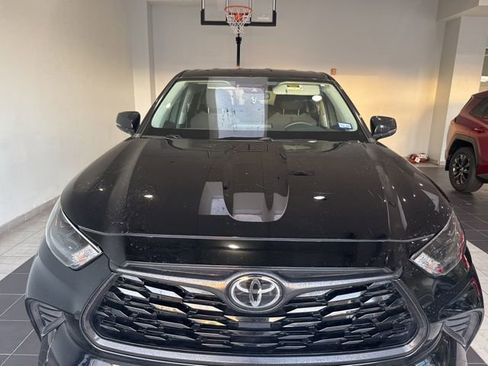 Used 2022 Toyota Highlander L image 3