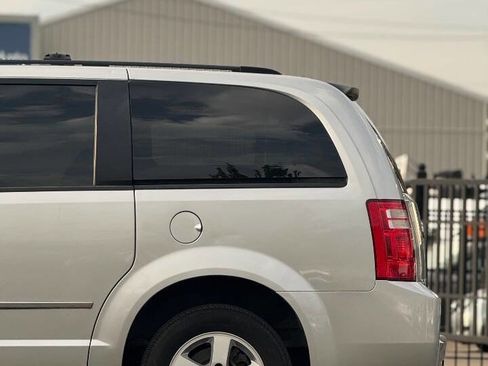 Used 2010 Dodge Grand Caravan SXT FWD image 16