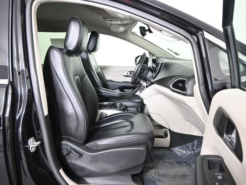 Used 2024 Chrysler Pacifica Touring-L FWD image 13