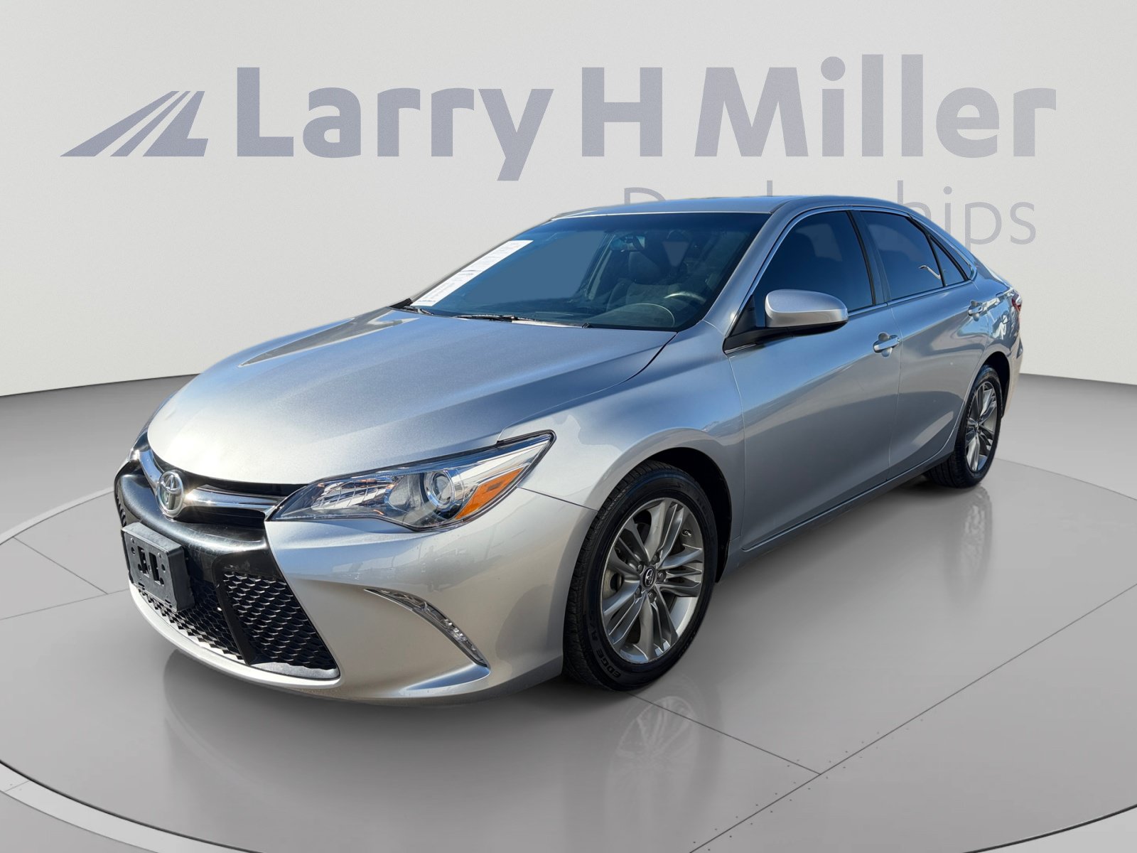 Used 2017 Toyota Camry SE FWD image 1