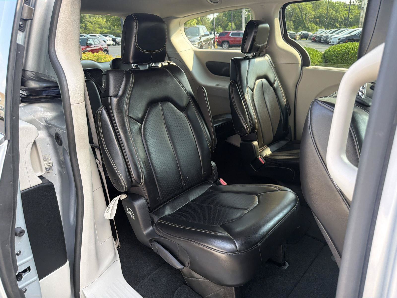 Used 2023 Chrysler Pacifica Touring-L FWD image 36