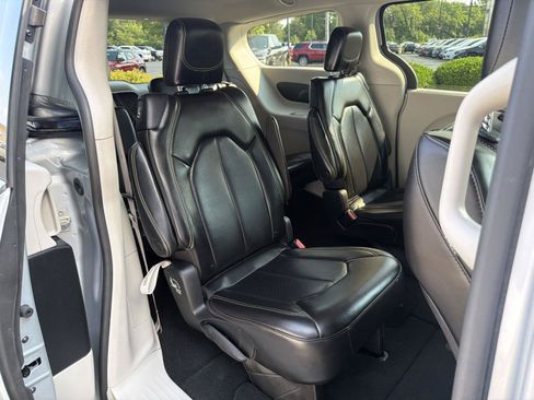 Used 2023 Chrysler Pacifica Touring-L FWD image 36