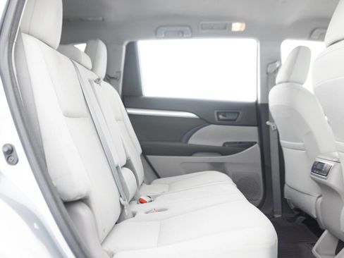 Used 2016 Toyota Highlander LE AWD/4WD image 31