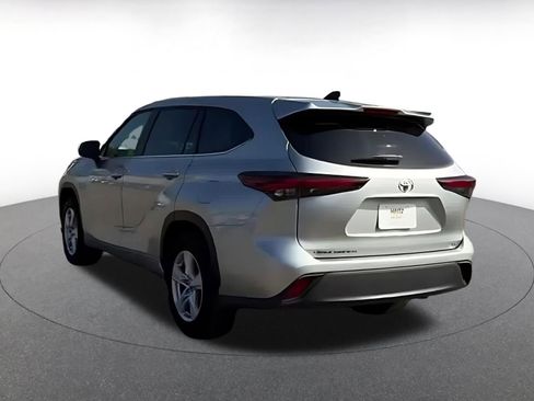 Used 2025 Toyota Highlander LE image 14
