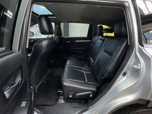 Used 2019 Toyota Highlander XLE AWD/4WD image 26