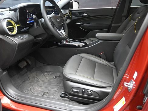 Used 2024 Chevrolet Trax ACTIV w/ Sunroof Package image 17