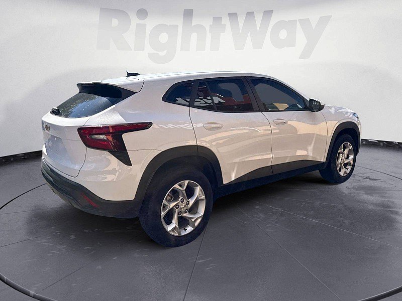 Used 2025 Chevrolet Trax LS w/ LS Convenience Package FWD image 5