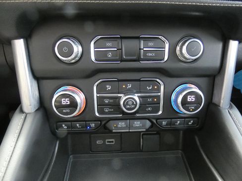 Used 2023 GMC Yukon XL SLT AWD/4WD image 24