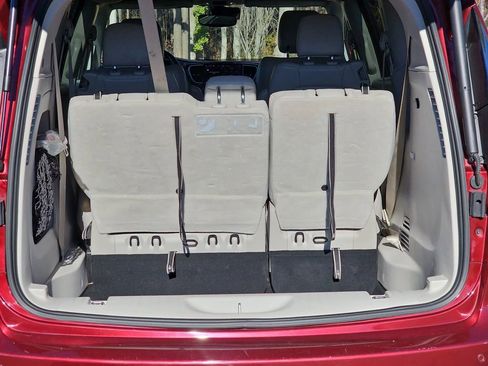 Used 2021 Chrysler Pacifica Touring-L image 16