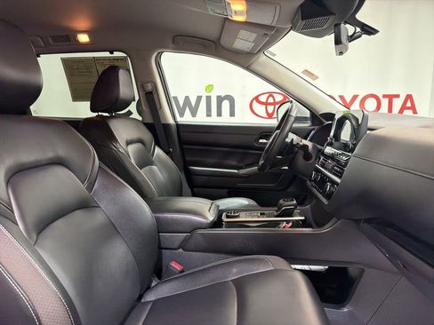 Used 2025 Nissan Pathfinder SL AWD/4WD image 10