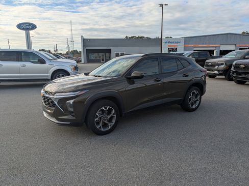 Used 2024 Chevrolet Trax LT w/ Driver Confidence Package image 6