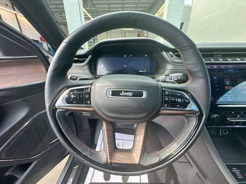 Used 2022 Jeep Grand Cherokee Summit w/ Luxury Tech Group V AWD/4WD image 16