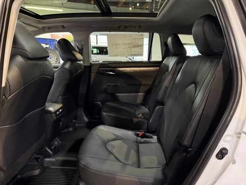 New 2026 Toyota Highlander Platinum image 18