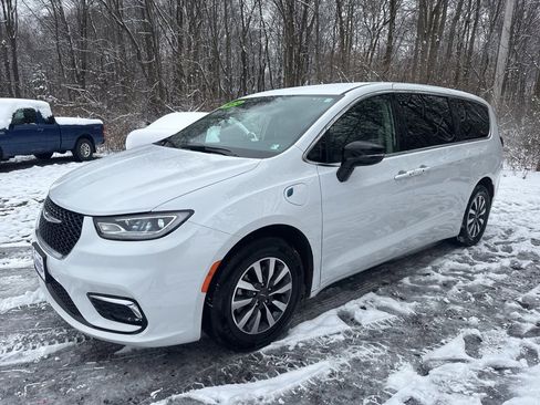 Used 2024 Chrysler Pacifica Select image 5