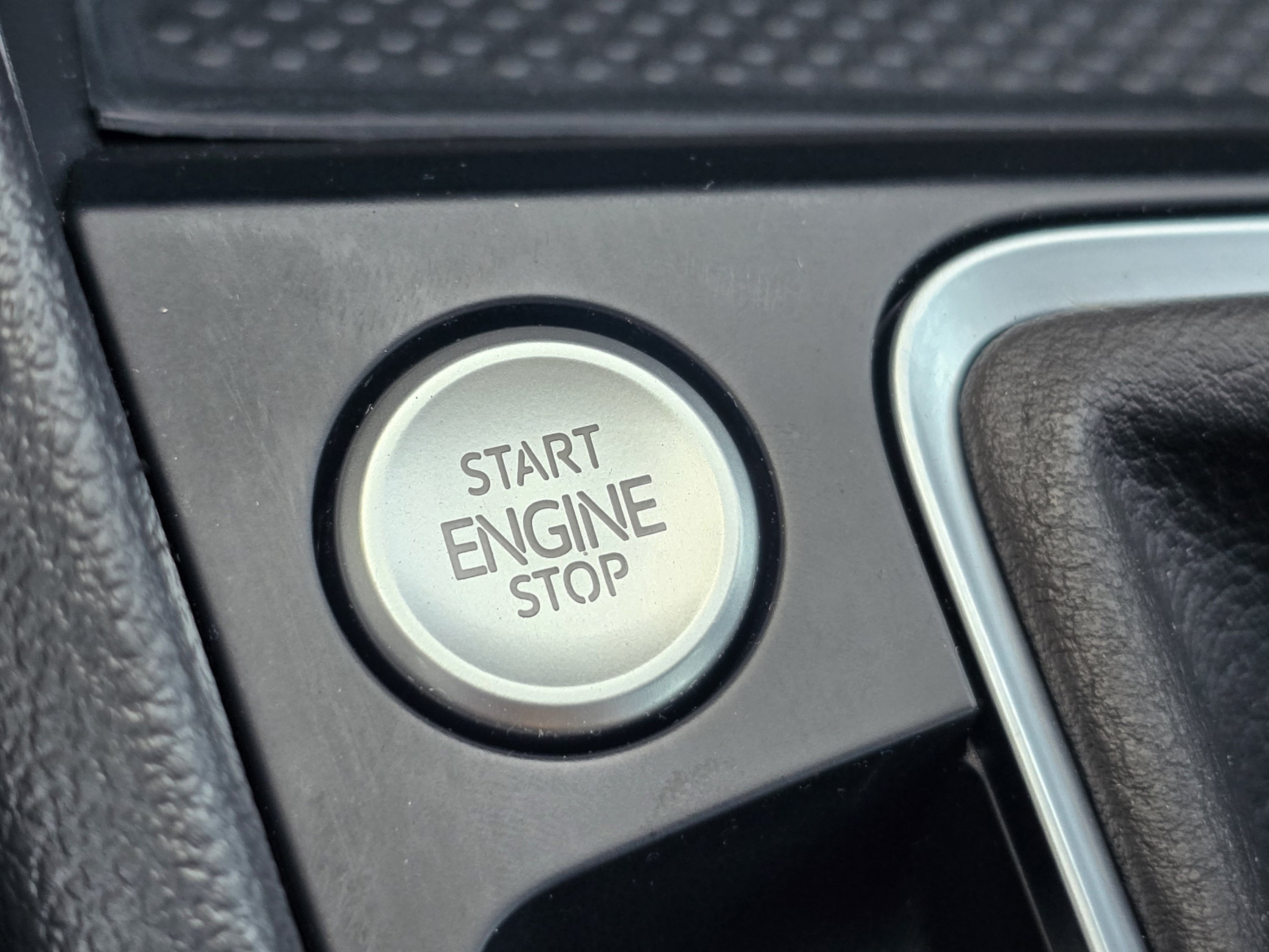 Used 2025 Volkswagen Jetta SE FWD image 16