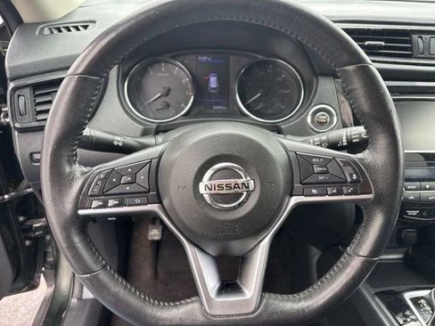 Used 2018 Nissan Rogue SV w/ Premium Package image 16