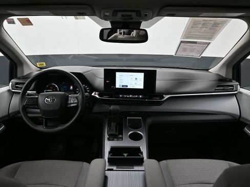 Used 2025 Toyota Sienna LE image 28