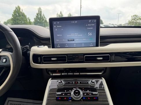 Used 2023 Lincoln Aviator Black Label AWD/4WD image 16