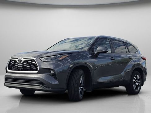 Used 2023 Toyota Highlander XLE AWD/4WD image 20