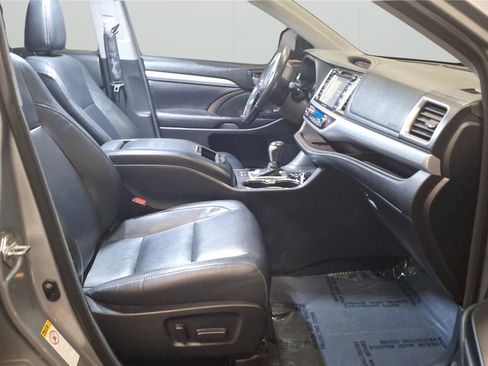 Used 2018 Toyota Highlander XLE FWD image 14