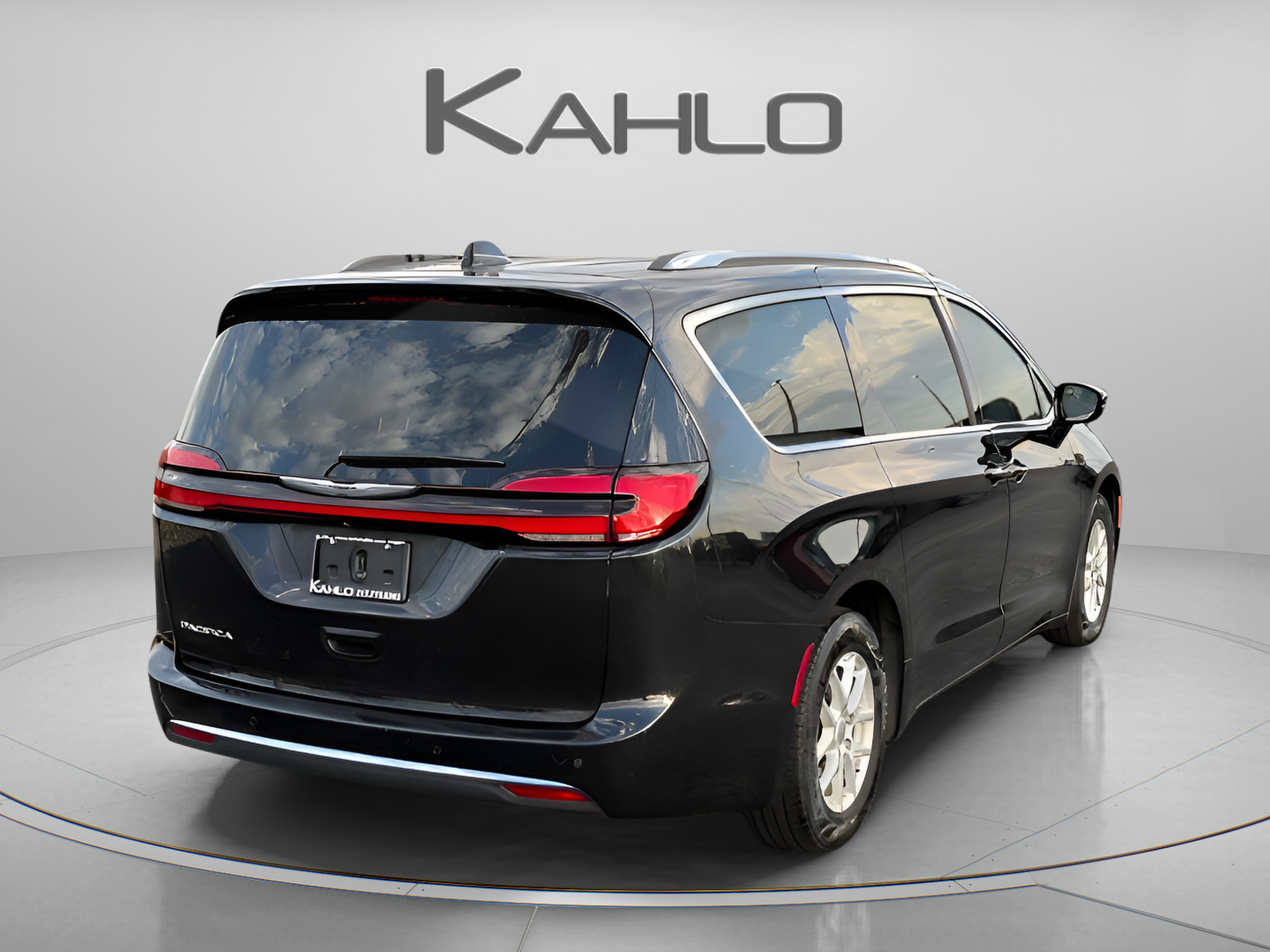 Used 2021 Chrysler Pacifica Touring-L FWD image 4