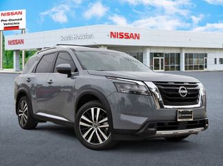 Used 2025 Nissan Pathfinder Platinum FWD video 1