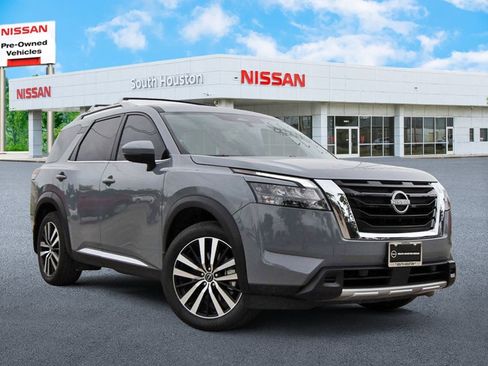 Used 2025 Nissan Pathfinder Platinum FWD image 1