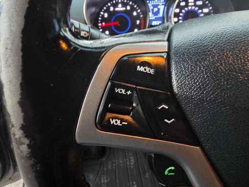 Used 2013 Hyundai Veloster w/ Style Pkg image 13