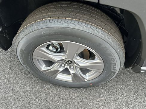 Used 2025 Toyota RAV4 XLE image 21