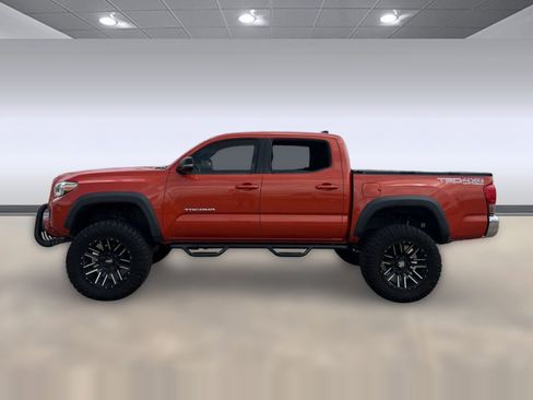 Used 2017 Toyota Tacoma TRD Off-Road w/ Tow Package (A/T) AWD/4WD image 2