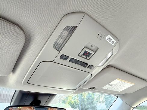 Used 2022 Toyota Highlander LE image 32