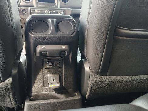 Used 2018 Jeep Wrangler Unlimited Sahara AWD/4WD image 19